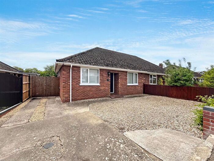3 Bedroom Semi-Detached Bungalow For Sale In Moore Avenue, Norwich, NR6