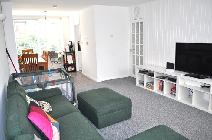 2 Bedroom Terraced House To Rent In Oaks Avenue, SE19