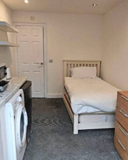Studio To Rent In Barnet, London, NW9