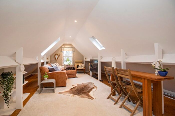 2 Bedroom Flat For Sale In Fairfield West, Kingston Upon Thames, KT1