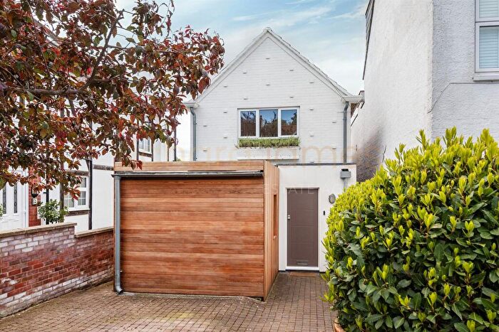 3 Bedroom Detached House For Sale In Shakespeare Road, Mill Hill, NW7