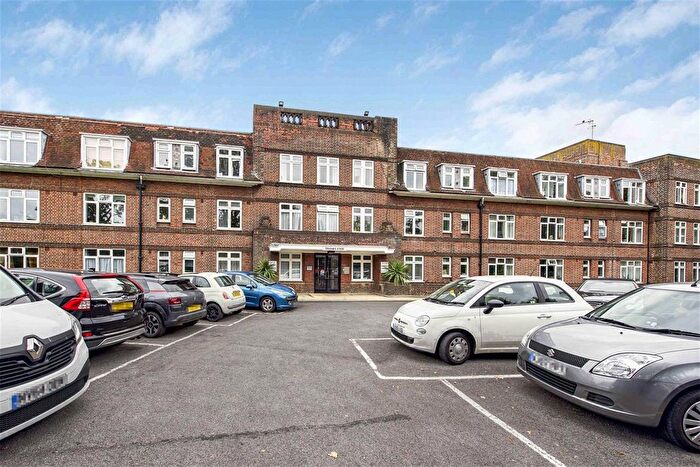 3 Bedroom Flat To Rent In Thames Eyot, Twickenham, TW1