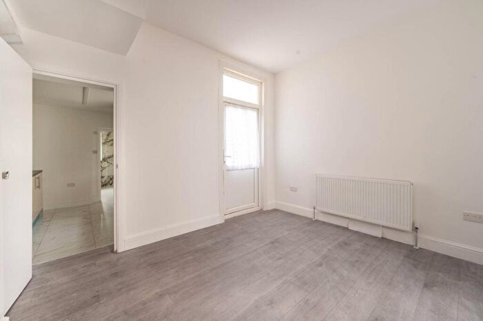 4 Bedroom Terraced House To Rent In Pulleyns Avenue, East Ham, London, E6