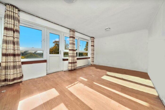 3 Bedroom Flat To Rent In Queens Drive, London, N4