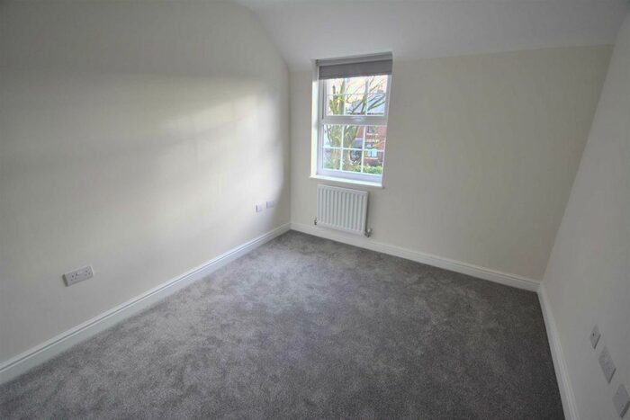 2 Bedroom Flat To Rent In Baytree Court, Prestwich, M25