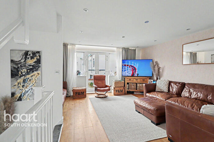 3 Bedroom End Of Terrace House For Sale In Belhouse Avenue, Aveley, RM15