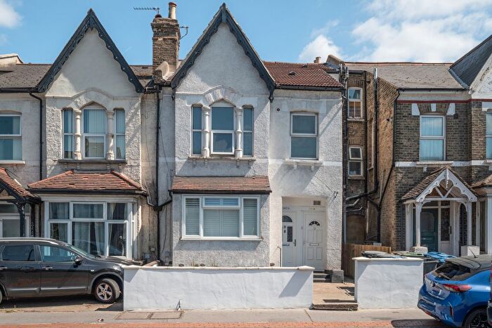 2 Bedroom Maisonette To Rent In Whitehorse Road, Croydon, CR0