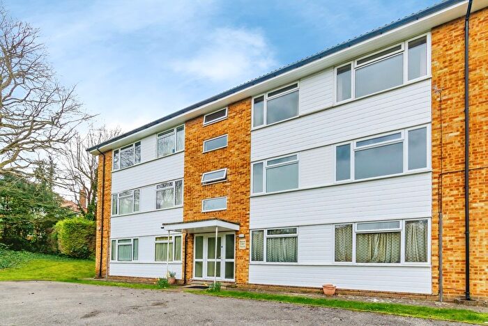 2 Bedroom Flat For Sale In Tupwood Lane, Caterham, Surrey, CR3