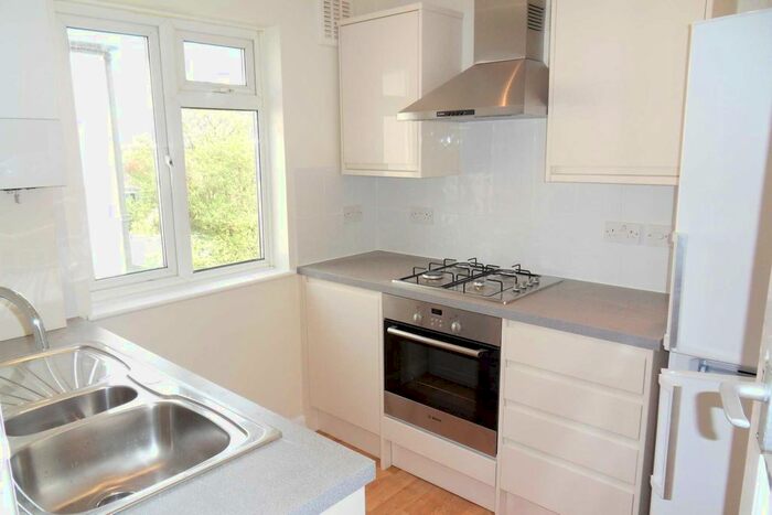 2 Bedroom Flat To Rent In Stonecot Hill, Sutton, SM3
