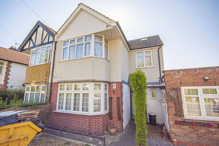 3 Bedroom Maisonette To Rent In Oak Tree Dell, London, NW9