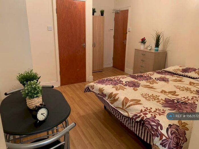 Studio To Rent In Rosebery Avenue, London, N17
