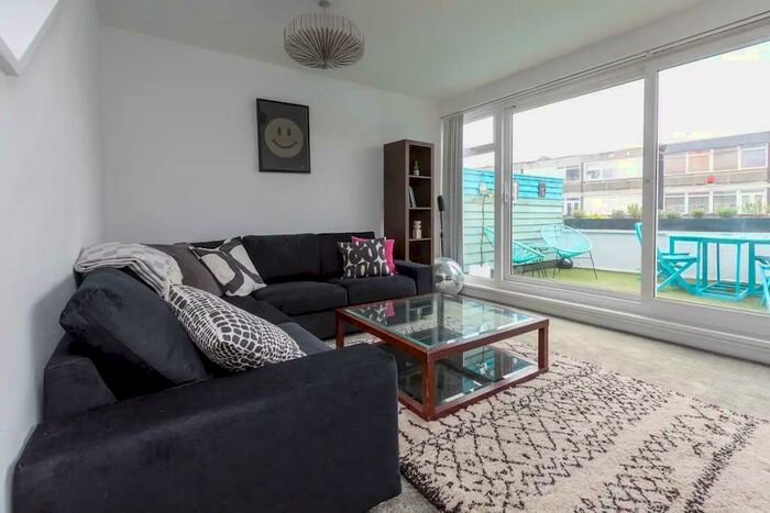 2 Bedroom Maisonette To Rent In Bethnal Green Road, Bethnal Green, London, E2