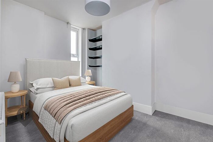 2 Bedroom Flat To Rent In Merton Road, London, SW18