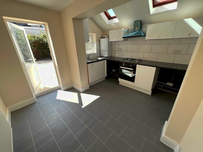 3 Bedroom Property To Rent In Cumberland Road, Reading, RG1