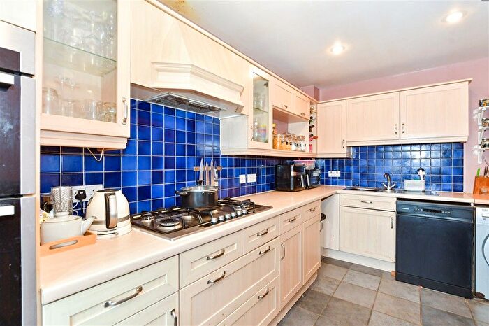 3 Bedroom Town House For Sale In Hereford Close, Kennington, Ashford, Kent, TN24