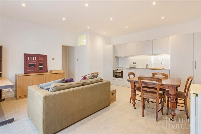 Apartment To Rent In Coval Passage, East Sheen, London, SW14