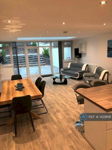 3 Bedroom Flat To Rent In Alexandra Park Road, London, N22