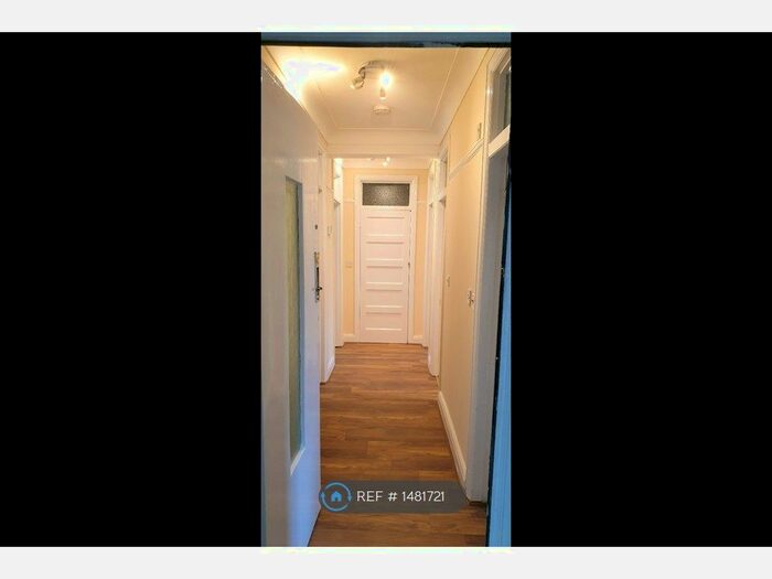 2 Bedroom Flat To Rent In West Court, Hounslow, TW5