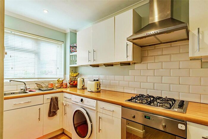 1 Bedroom End Of Terrace House For Sale In Jersey Road, Crawley, West Sussex, RH11