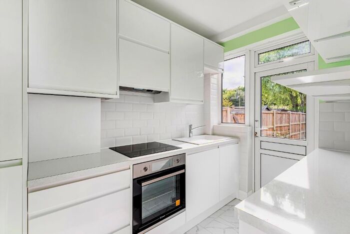 2 Bedroom Flat To Rent In Nestor Avenue, Winchmore Hill, London, N21