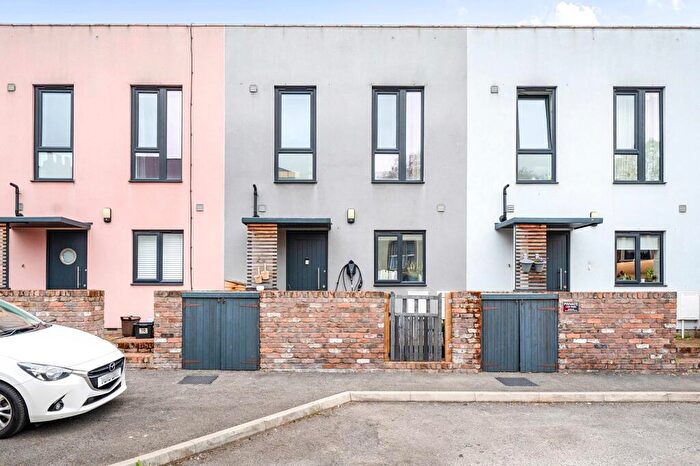 3 Bedroom Terraced House For Sale In Franklyn Lane, Bristol, BS2