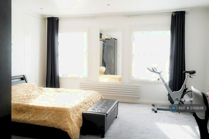 Studio To Rent In Woodstock Road, London, N4