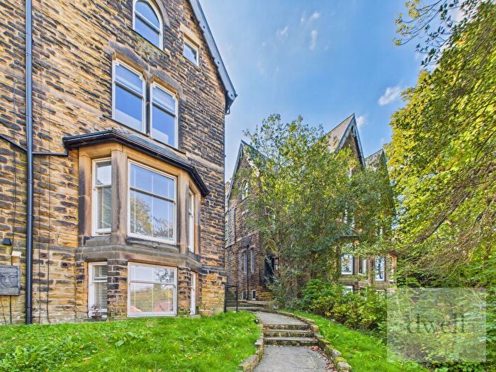 2 Bedroom Flat For Sale In Hollin Lane, Weetwood, Leeds, LS16