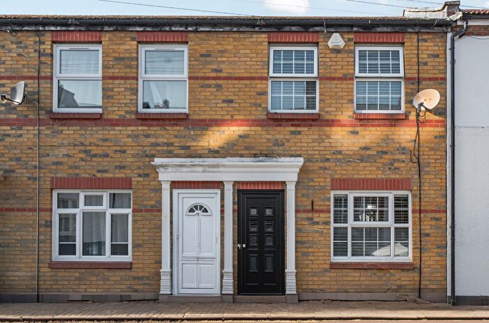 2 Bedroom Terraced House For Sale In Devonshire Square, Bromley, BR2