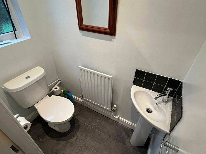 2 Bedroom End Of Terrace House To Rent In Crosland Hill Road, Crosland Moor, Huddersfield, HD4