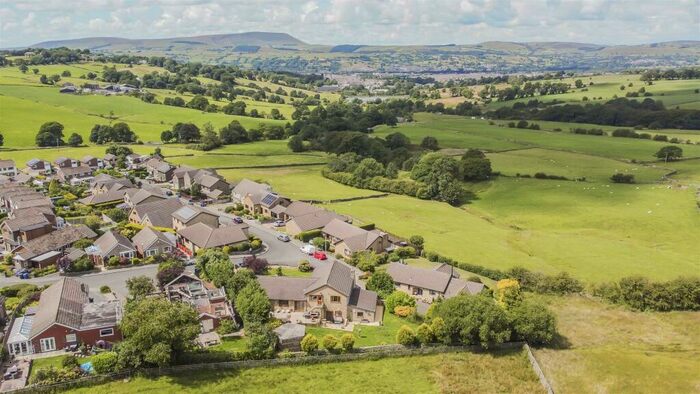 4 Bedroom Detached House For Sale In Stirling Court, Briercliffe, BB10