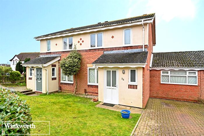 3 Bedroom Semi-Detached House To Rent In Henge Way, Portslade, Brighton, BN41