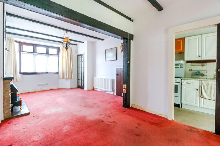 3 Bedroom Terraced House For Sale In Carnarvon Avenue, Enfield, Middlesex, EN1