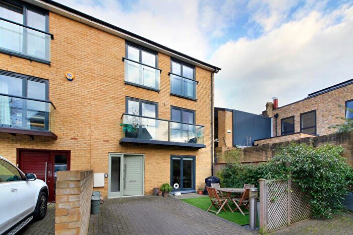3 Bedroom Semi Detached House To Rent In Magna Square, East Sheen, SW14