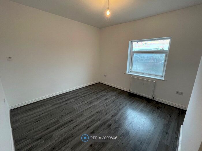 3 Bedroom Flat To Rent In Cinder Bank, Dudley, DY2