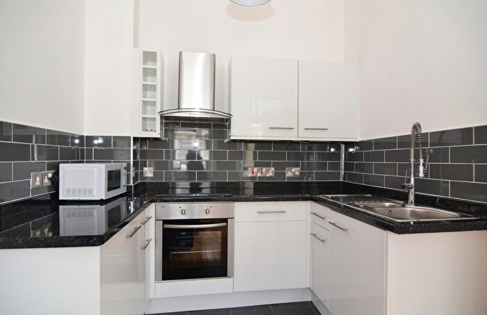 2 Bedroom Flat To Rent In Barons Court Road, Barons Court, W14