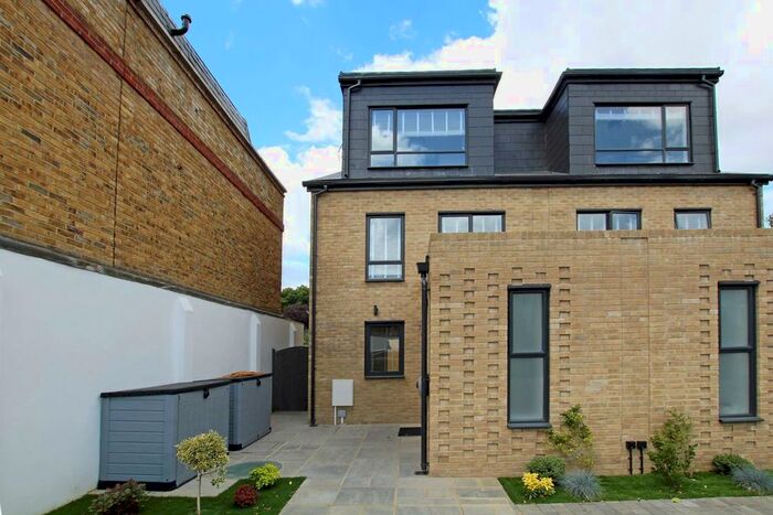 4 Bedroom Detached House To Rent In Lime Grove, New Malden, KT3