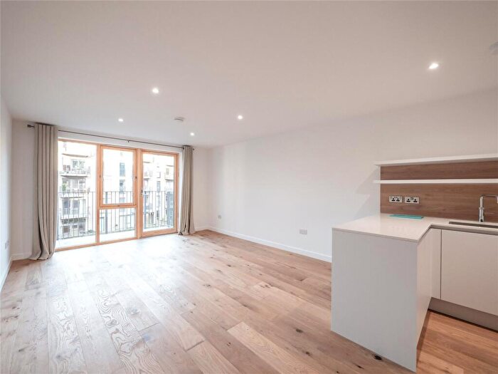 2 Bedroom Flat To Rent In Hughes Close, Edinburgh, EH7