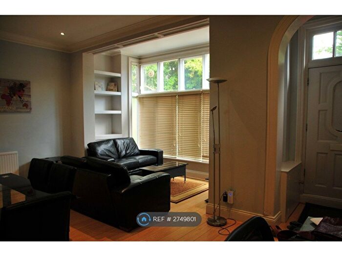 3 Bedroom Flat To Rent In Chilbolton, Egham, TW20