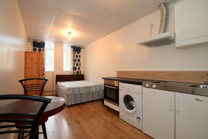 Studio To Rent In Kember Street, Islington, N1