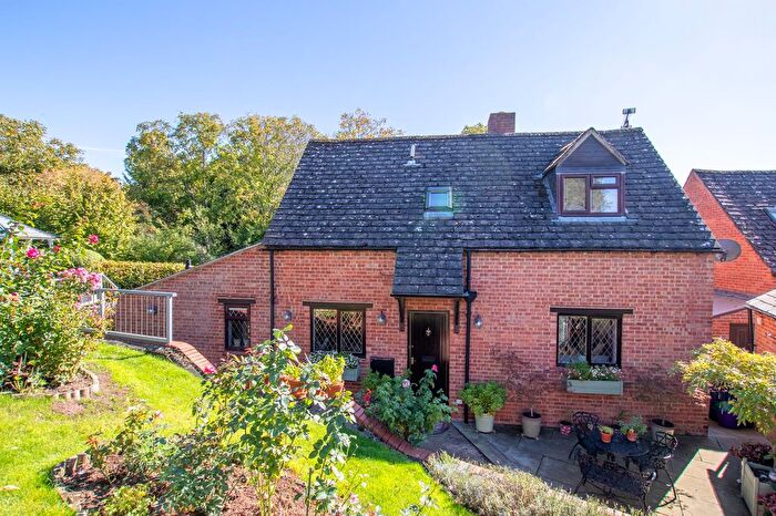 2 Bedroom Detached House For Sale In Chestnut Road, Mollington, OX17