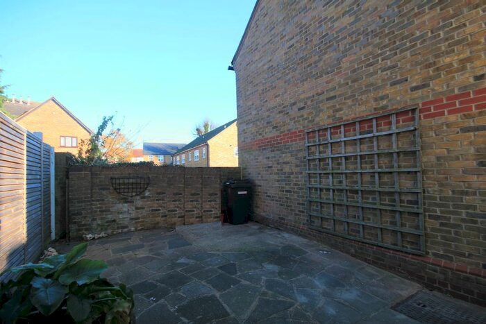 1 Bedroom Semi-Detached House To Rent In Middle Road, Leatherhead KT22