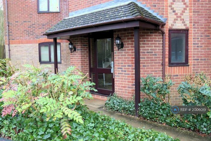 2 Bedroom Flat To Rent In Millers Rise, St Albans, AL1