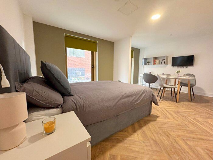 Studio To Rent In Vista Square - Studio, L1