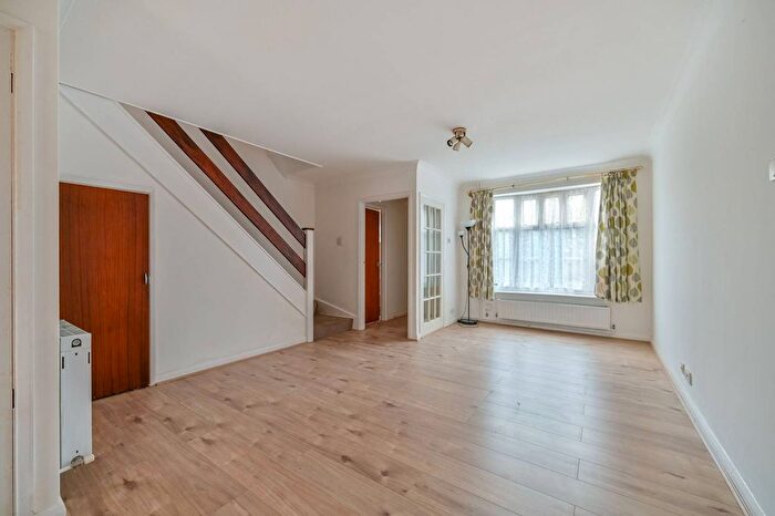 3 Bedroom Semi-Detached House To Rent In Yeomans Mews, Hounslow, Isleworth, TW7