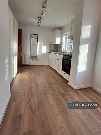 Studio To Rent In Hendon Way, London, NW2
