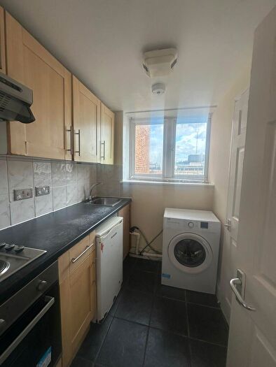 Studio To Rent In Leeds House Gardens, - George Street, Luton, LU1