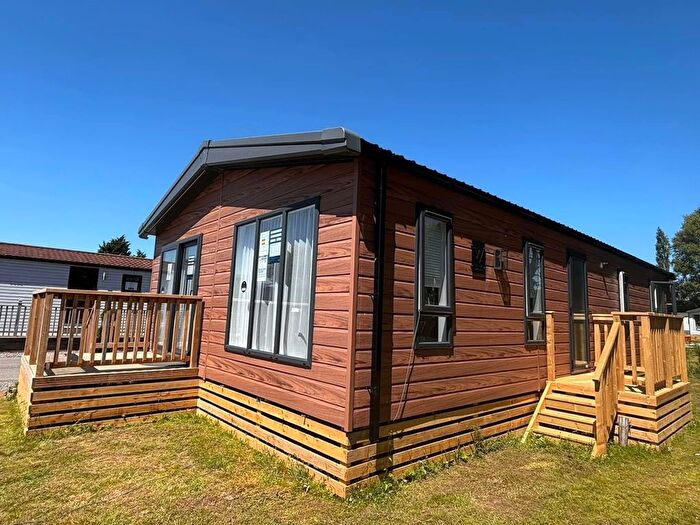 2 Bedroom Mobile/park Home For Sale In Hull Road, Wilberfoss, York, YO41