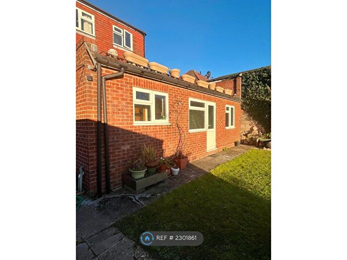 1 Bedroom Flat To Rent In South Drive, High Wycombe, HP13