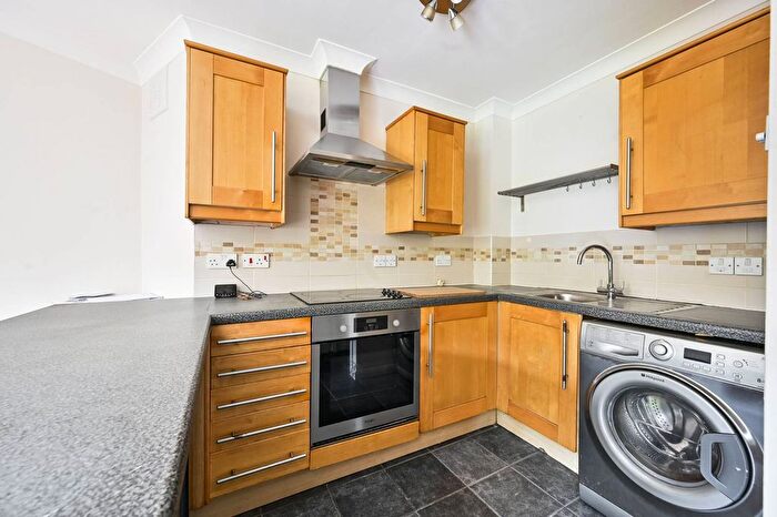 2 Bedroom Flat To Rent In Maltings Place, Sands End, London, SW6