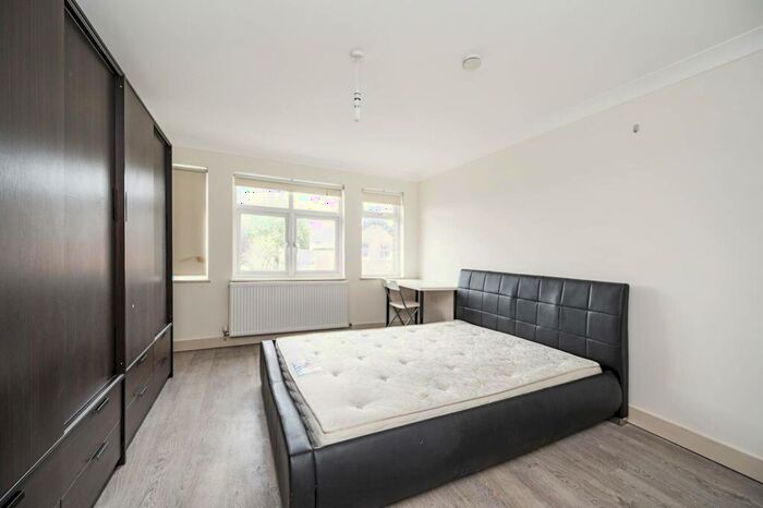2 Bedroom Flat To Rent In Brent Street, Hendon, London, NW4